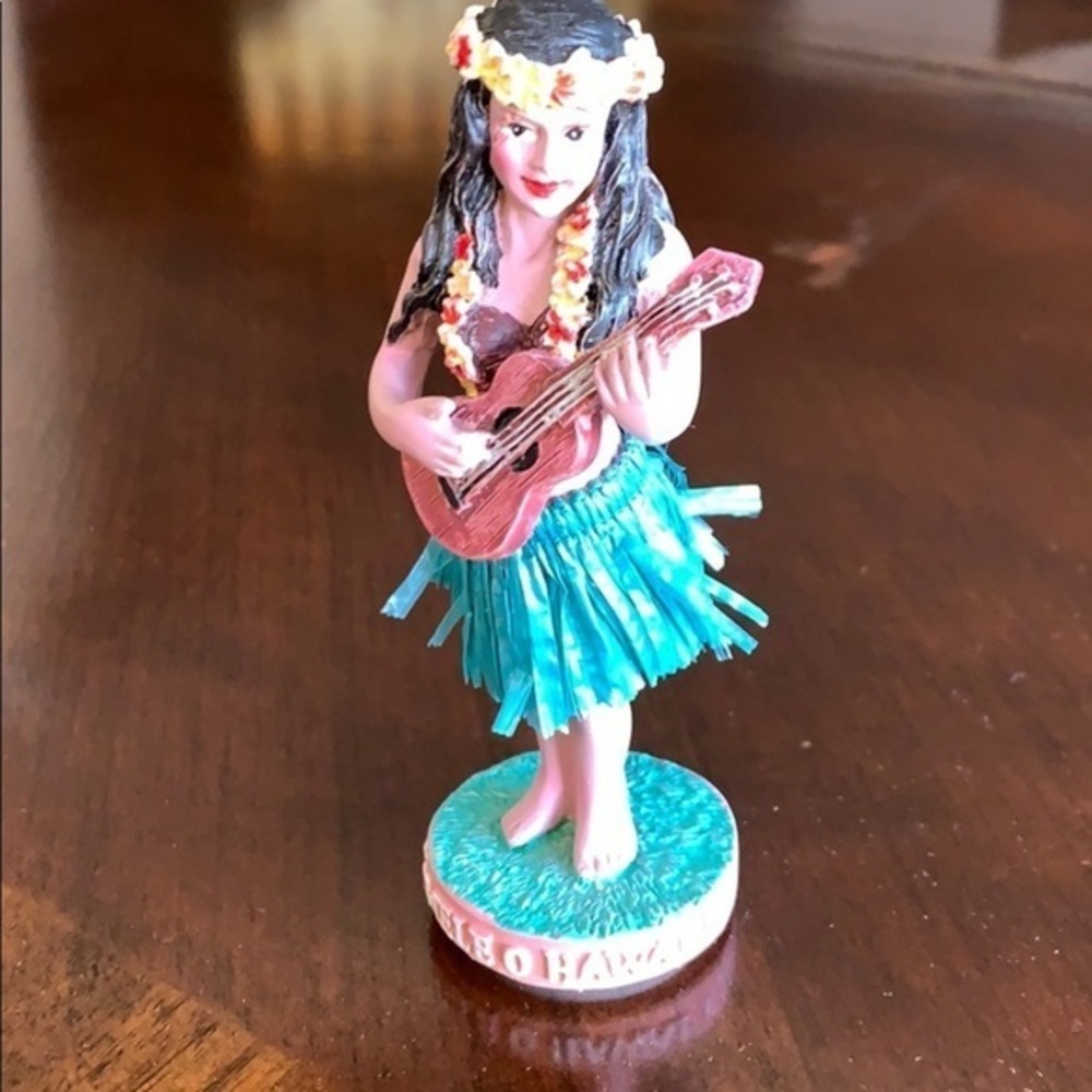 NAMELESS O HAWAII DOLL WITH GUITAR 4 inches tall